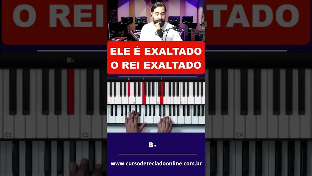 Ele é exaltado, o Rei exaltado nos céus