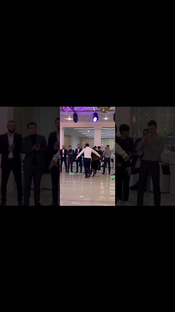 КРАСИВАЯ ДЕВУШКА ТАНЦУЕТ ЧЕЧЕНСКУЮ ЛЕЗГИНКУ НА СВАДЬБЕ 2023