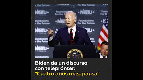 Biden lee en voz alta del teleprónter las instrucciones, incluyendo las "pausas"