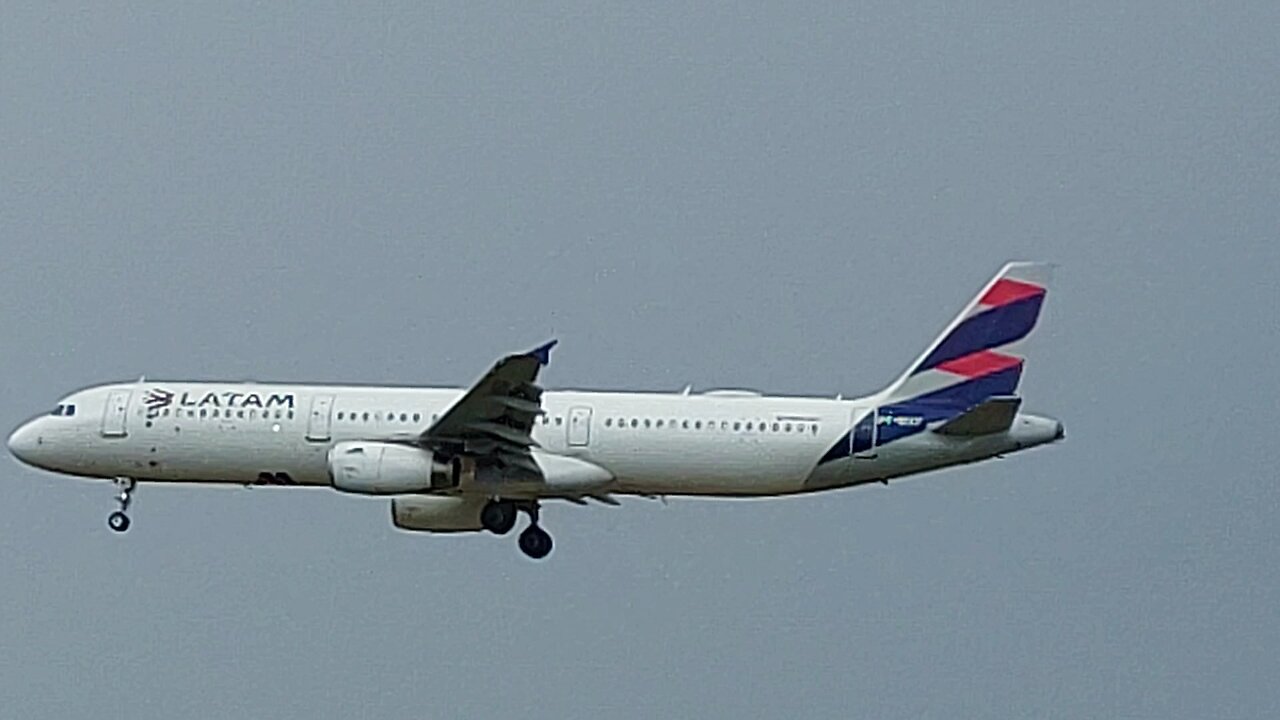 Airbus A321 PT-MXF vindo de Brasília para Manaus