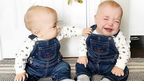 Baby's funny moments make people laugh