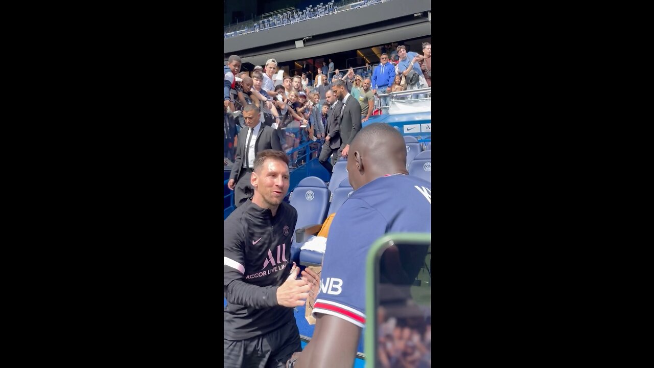 WHO’S YOUR FAVORITE PLAYER ❓The dream of every child, Finally I met him!