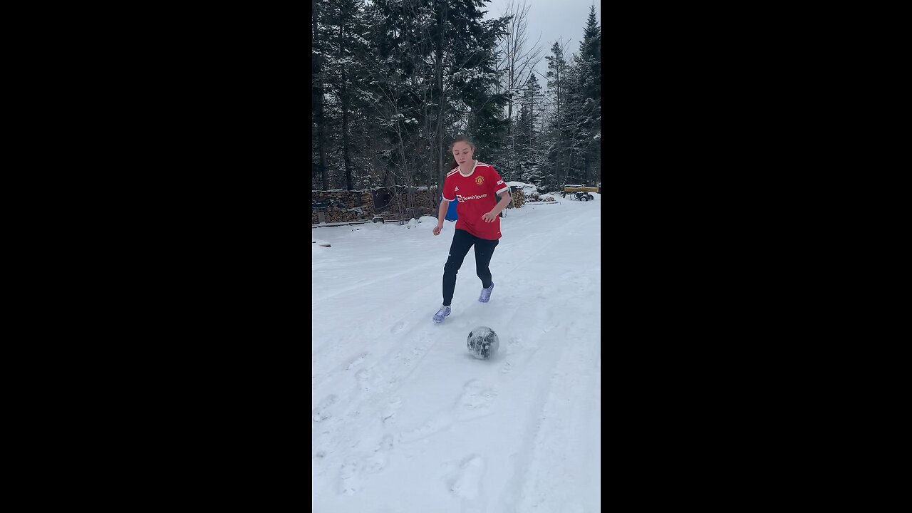 Soccer skills in the snow❄️❄️