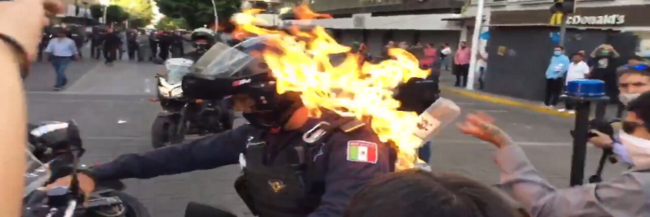 Comunistas y Antifascistas prenden fuego y tachan de "cabrón" a la Policía