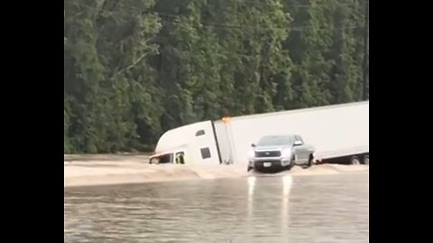 🚨Terrifying Footage🚨 Emerges: 18-Wheeler Swallowed by Texas Flash Flood! 🌊