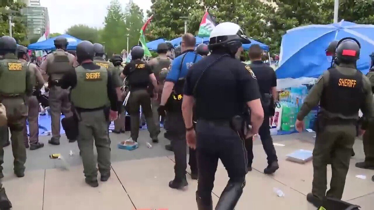 💥NOW: Police Removing Protesters on UT Dallas Campus