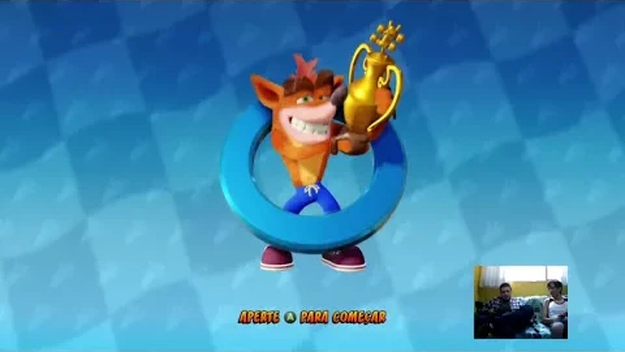 私の親友と私は彼の XBO で CTR Nitro-fueled をプレイしています ||ヽ(* ̄▽ ̄*)