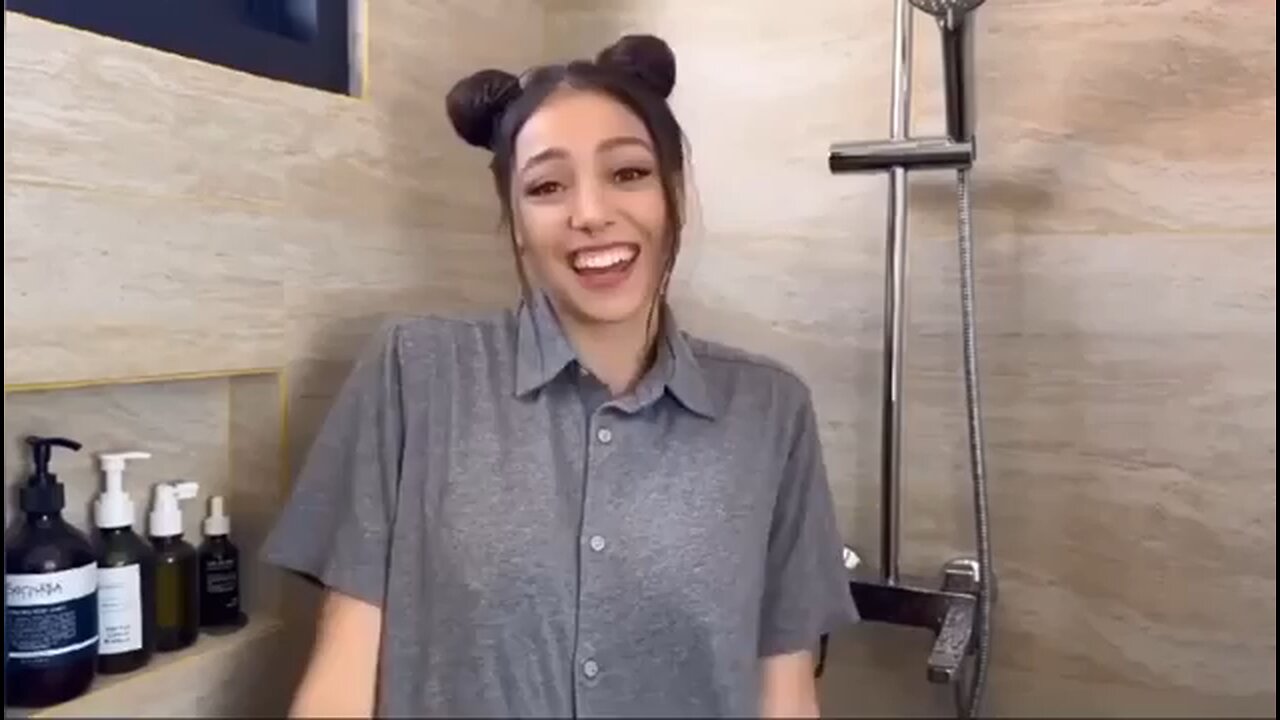 Hot Beauty Shower