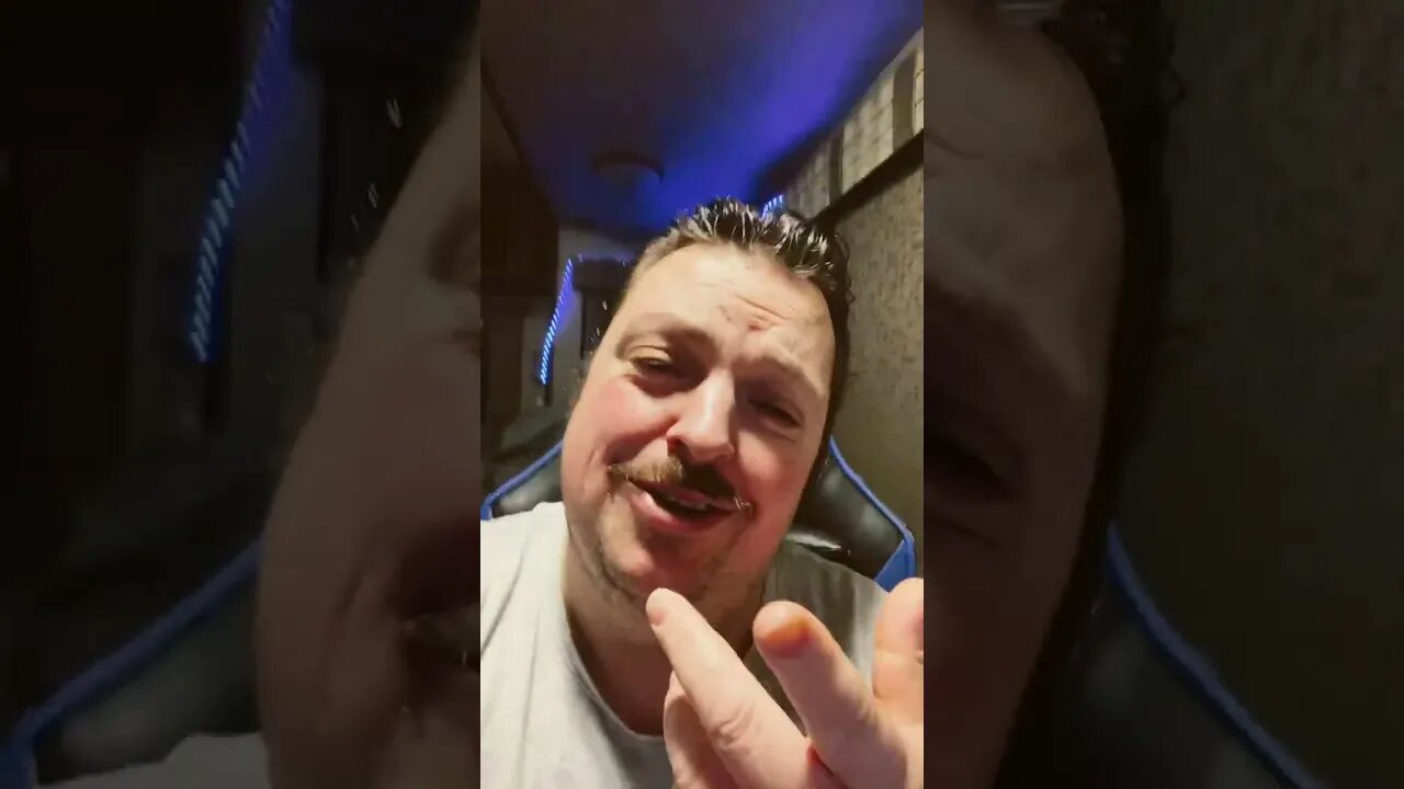 What’s Wrong With Her Eye Lashes? 🤪