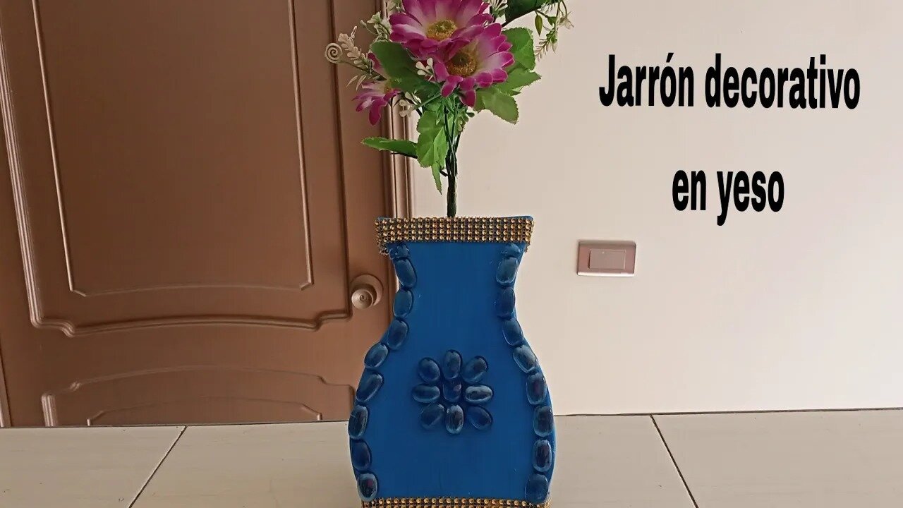 jarrón decorativo en yeso/Decorative plaster vase