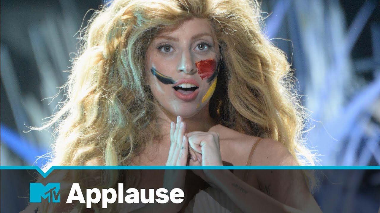 Lady Gaga Performs ‘Applause’