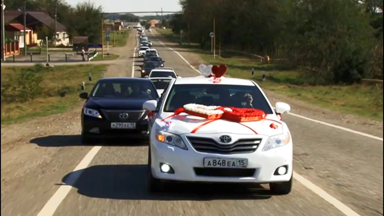 Свадьба в Чечне-кортеж - свадебный 2023. Едут забрать невесту из родительского дома.