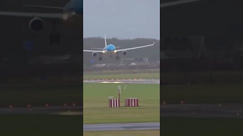 👍👍Difficult landing well done by pilot👨🏻‍✈️