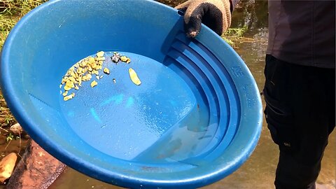 Uncovering Large Chunky Gold & Pickers from Bedrock Crevices!