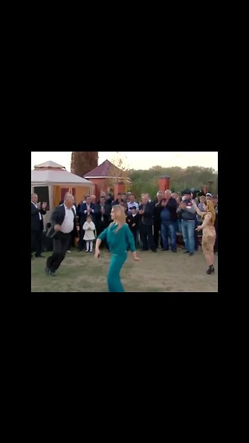 Шикарная Чеченская девушка танцует на свадьбе. 2023