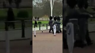 The kings guard salutes Buckingham Palace #buckinghampalace