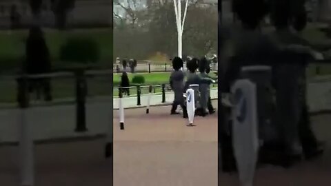 The kings guard salutes Buckingham Palace #buckinghampalace