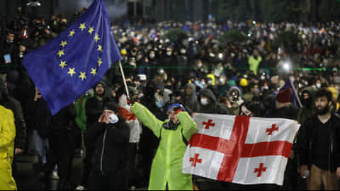 Medvedev threatens Georgian president and protesters, Georgian fighters from Ukraine return