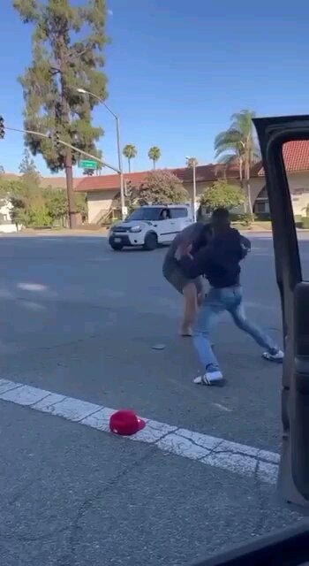 FAFO: Road Rage fight ends with a man lucky his head or neck didn't get broke.