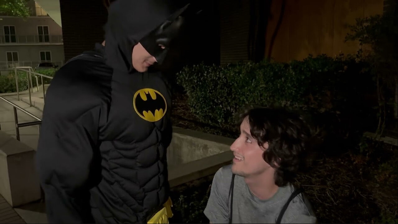 2 Predators Come To Meet A Kid, Gets Punished Instead By Batman!