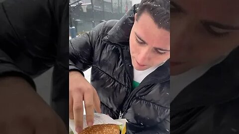 NOUL BURGER DE LA MCDONALDS #mancare #oguritamica #mancaciosul
