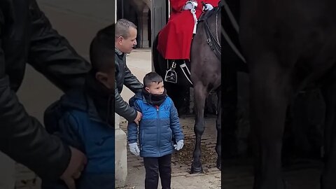 Dad runs to kid #horseguardsparade
