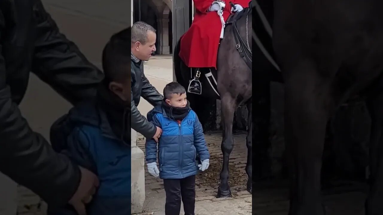 Dad runs to kid #horseguardsparade