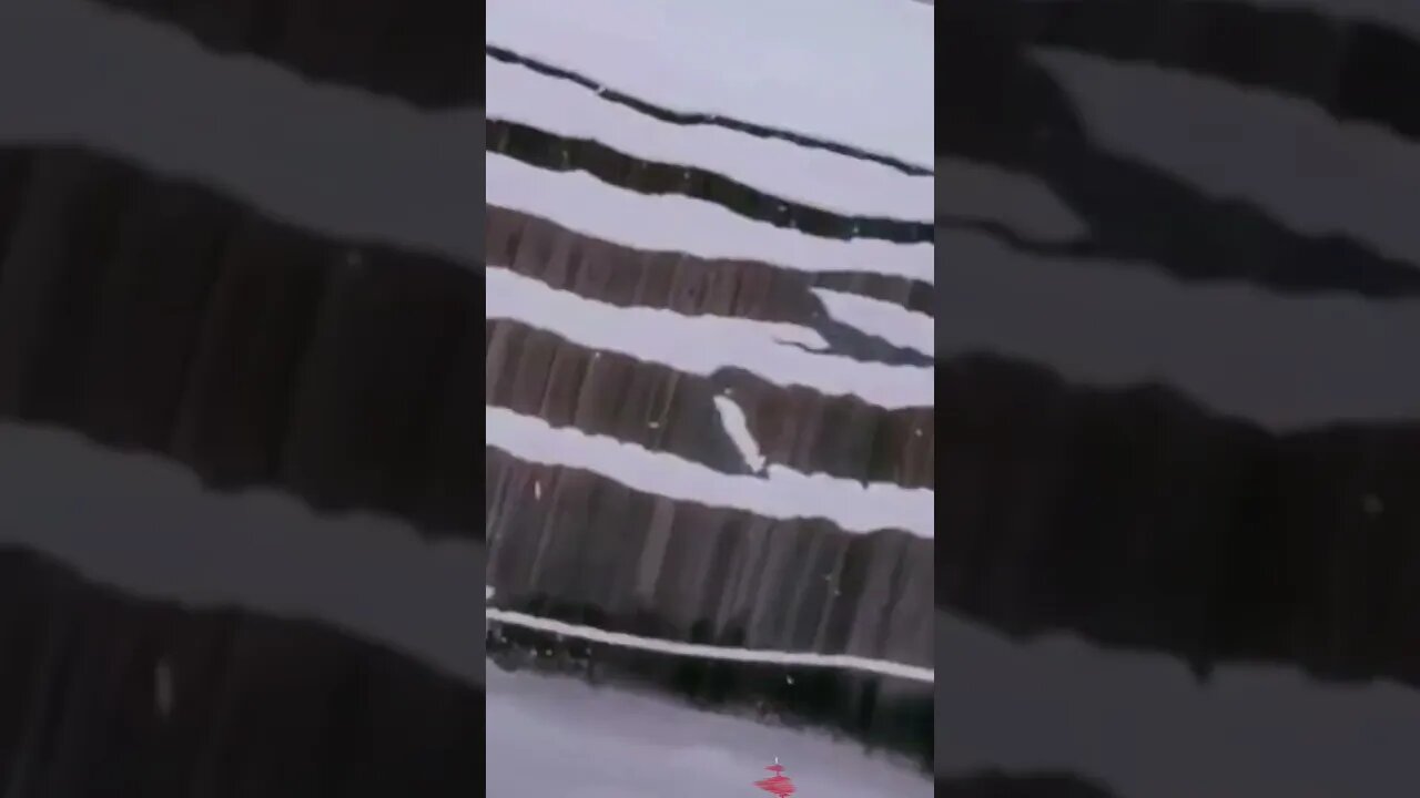 Сход снега с крыши ❄🌨