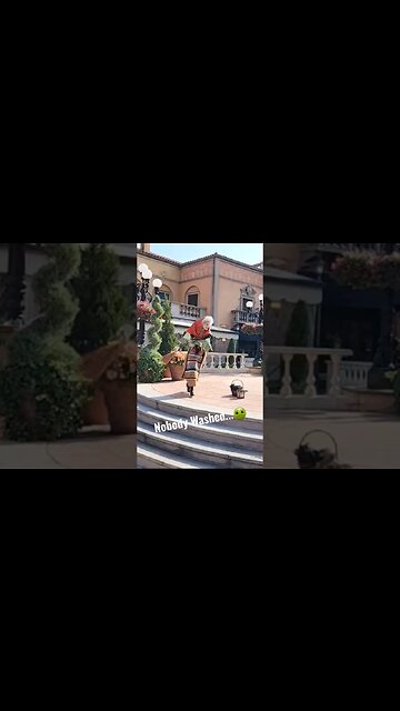 Epcot Festival Of The Holidays | Befana Let's Everyone Know How Stinky People Were..😳