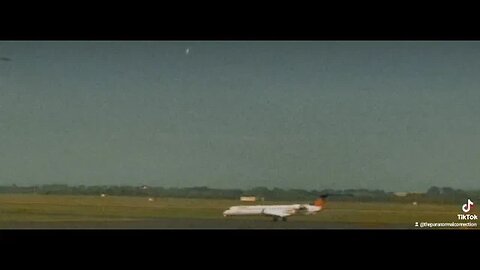 Ufo over Airport 🛫