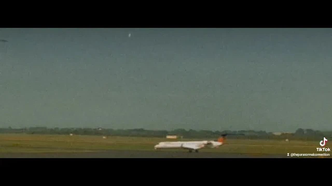 Ufo over Airport 🛫