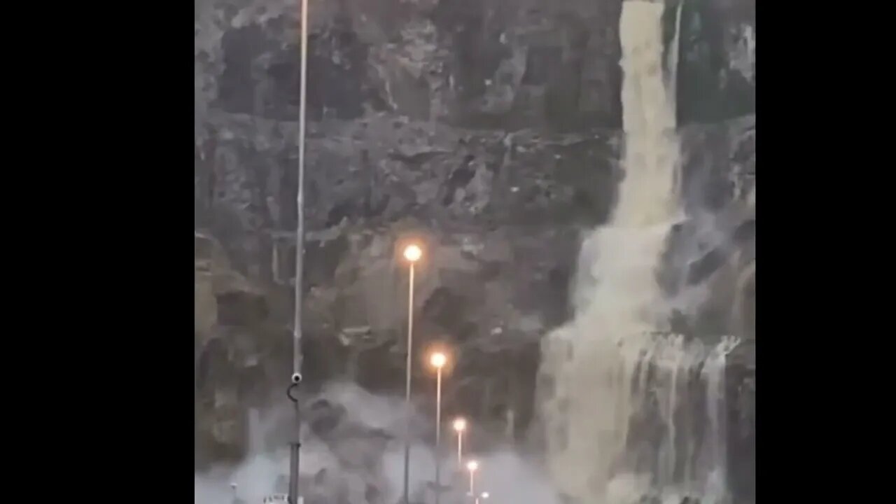 Chuva causa pânico em Shopping em Nova Iguaçu #chuva