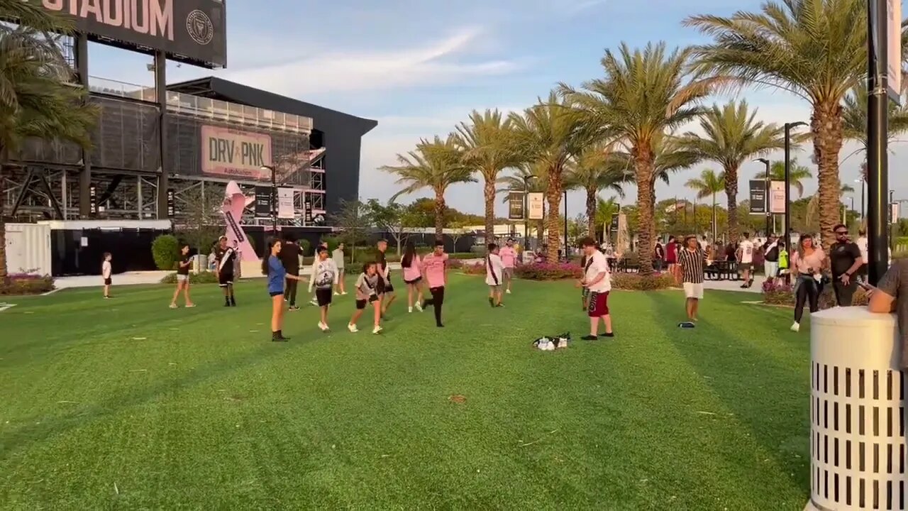 Vascaínos jogando bola do lado de fora do estádio em Orlando antes do jogo (Vasco x Inter Miami)