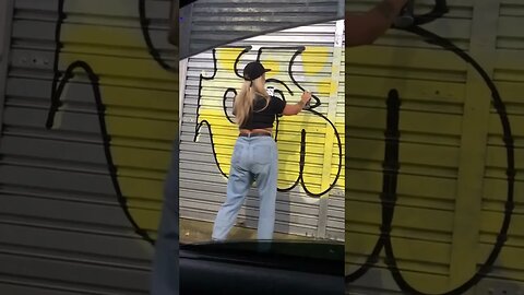 GIRL DOES A SWEET GRAFFITI THROWIE #graffiti #graffitiart #shorts