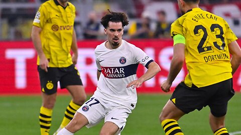 𝐋𝐎𝐎𝐊 𝐖𝐇𝐀𝐓 Vitinha is doing at PSG! 👀