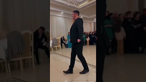 Кабардин Очень классно танцует на свадьбе.