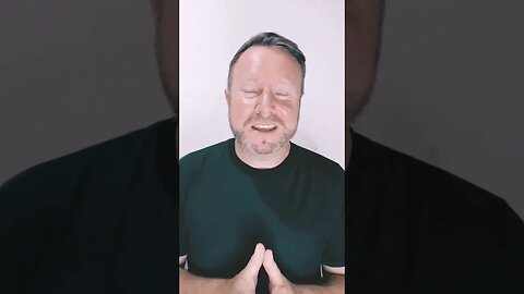Ela posta foto com todo mundo menos comigo...