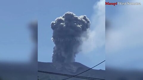 INDONESIA - GRANDE VULCÃO EM ERUPÇÃO