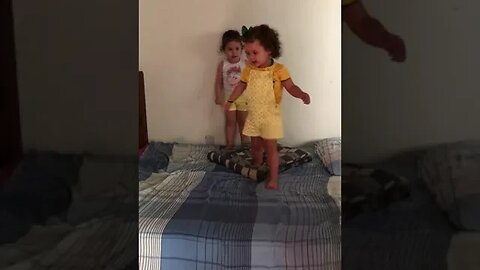 APRONTANDO COM A MINHA PRIMA #brincandoemcasa #meme #viral #rir #comedia #infantil #shorts