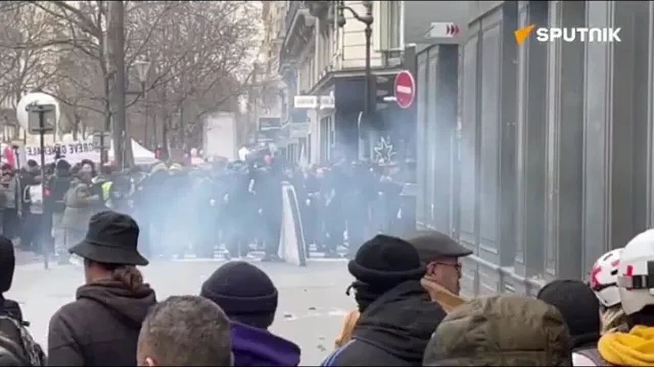 Onda de violência nas ruas de Paris segue