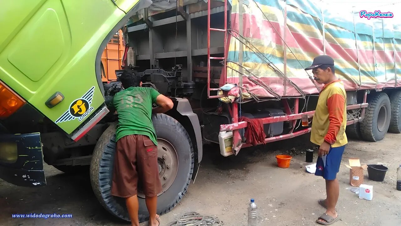 Storing Hino Trucks at Ijo Kutowinangun Restaurant (JMJ Trans Kebumen)