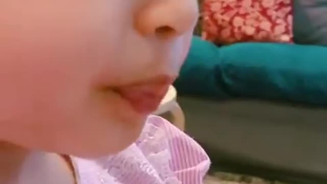 Έδωσε στα παιδιά να φάνε ΕΝΤΟΜΑ!