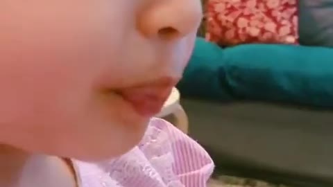 Έδωσε στα παιδιά να φάνε ΕΝΤΟΜΑ!