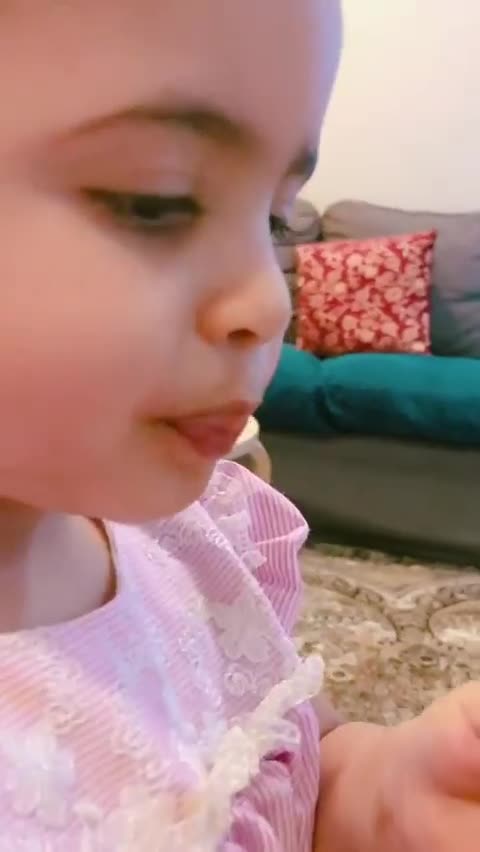 Έδωσε στα παιδιά να φάνε ΕΝΤΟΜΑ!