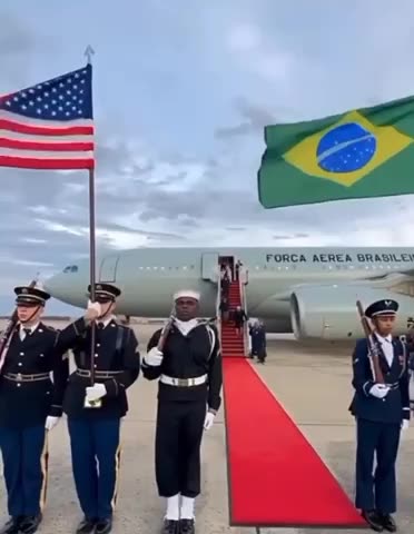 Lula’s arrival to the US. This looks so damn pathetic and fake 🤣