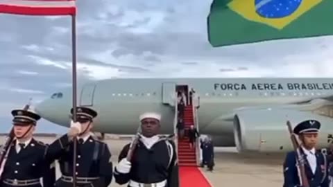 Lula’s arrival to the US. This looks so damn pathetic and fake 🤣