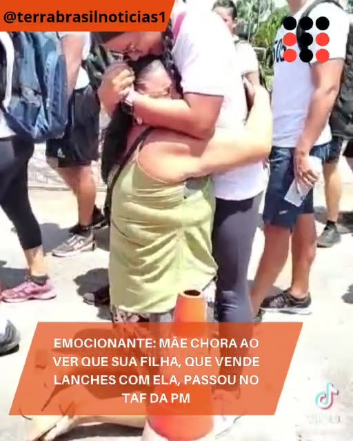 Emocionante: Mãe chora ao ver que sua filha, que vende lanches com ela, passou no TAF da PM