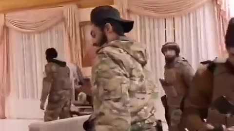 🇸🇾Rebels in the Assad residence building in Aleppo.