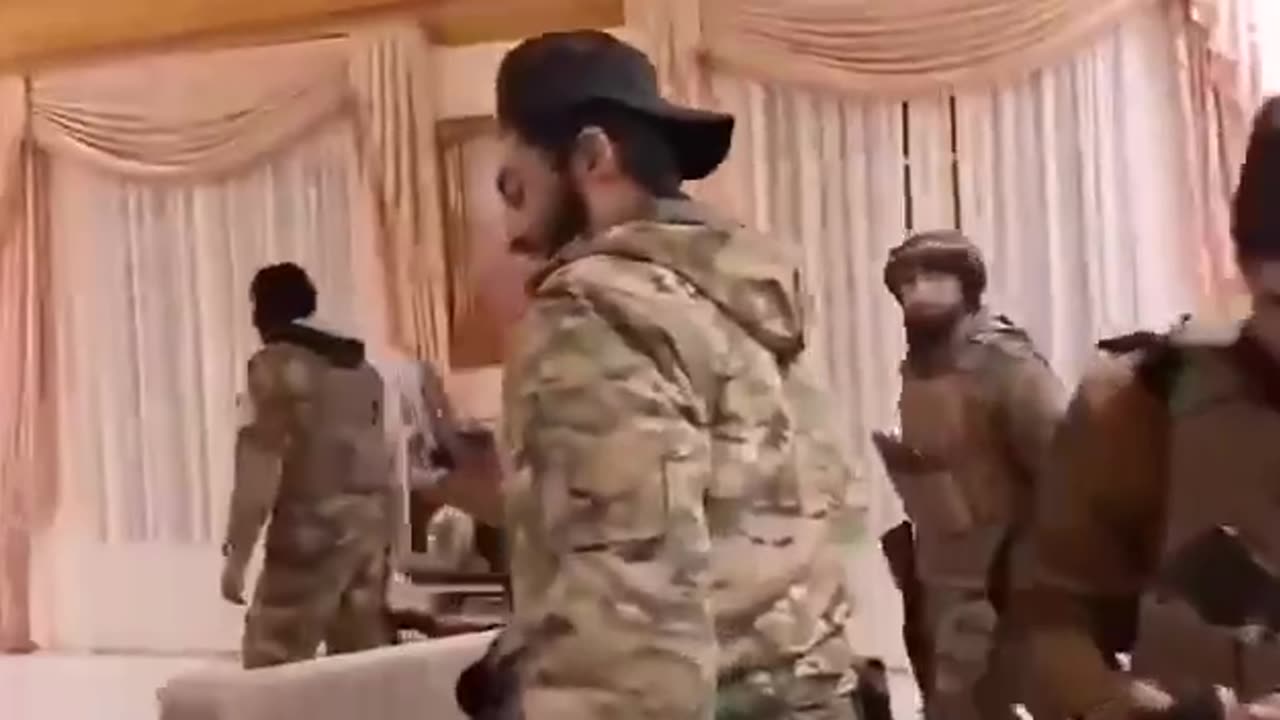 🇸🇾Rebels in the Assad residence building in Aleppo.