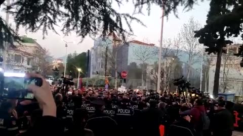 Tensione te parlamenti, policia shtyn deputetët dhe protestuesit